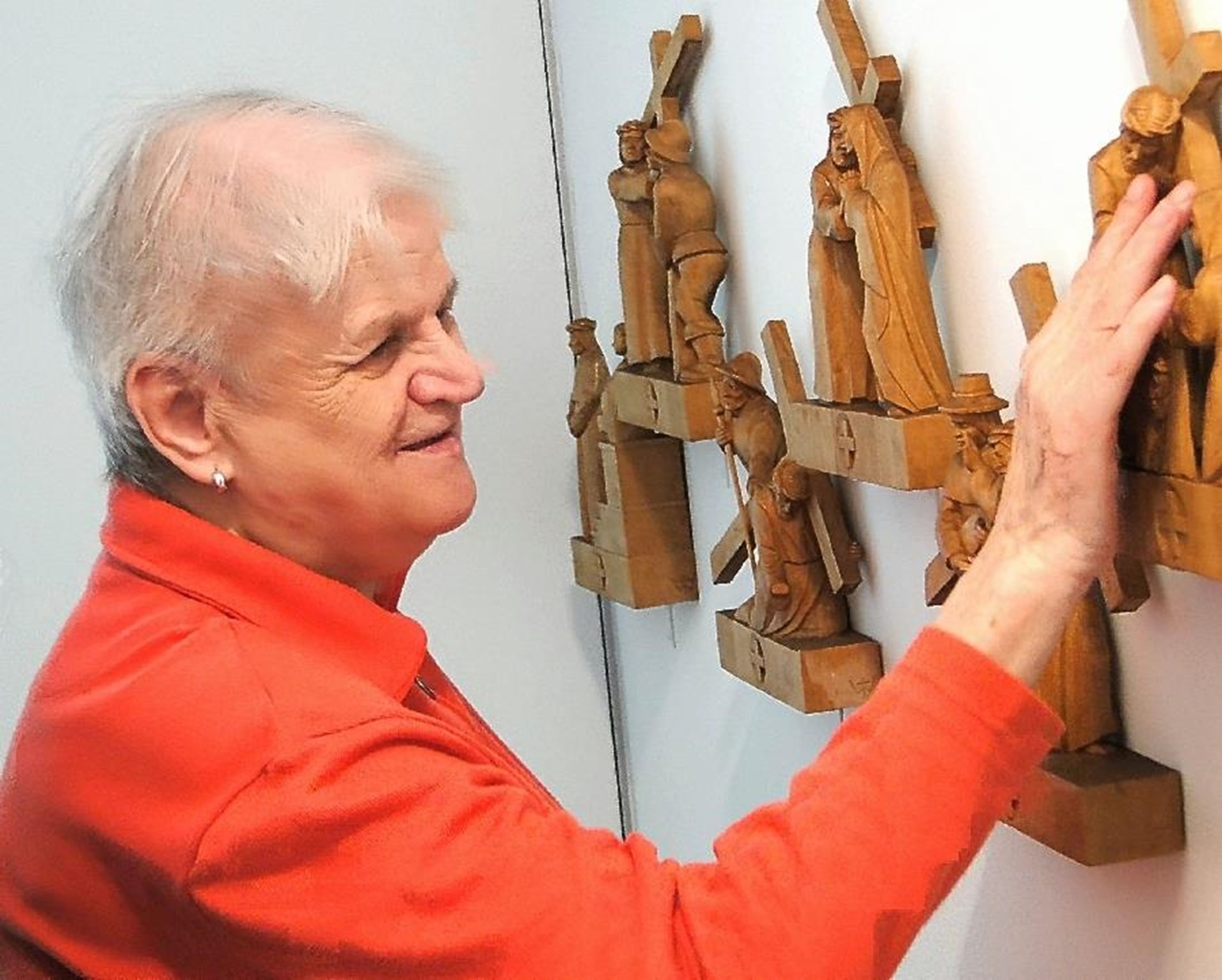 Eine Bewohnerin ertastet die Figuren vom Kreuzweg Jesu.
