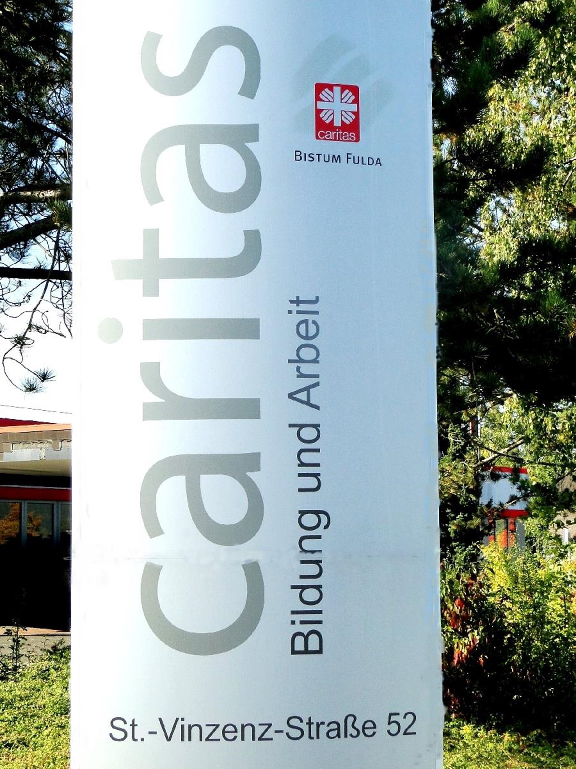 Carias Eingangsschild