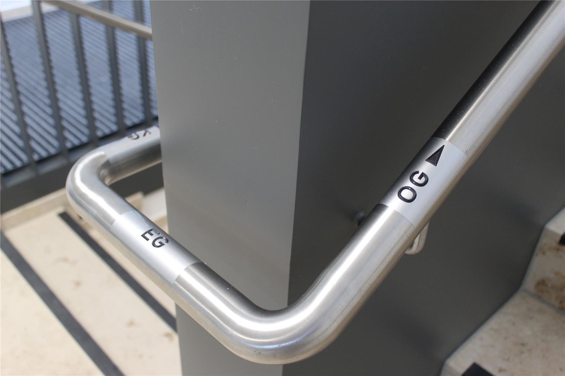 Ein Handlauf aus Edalstahl ist mit Symbolen graviert.