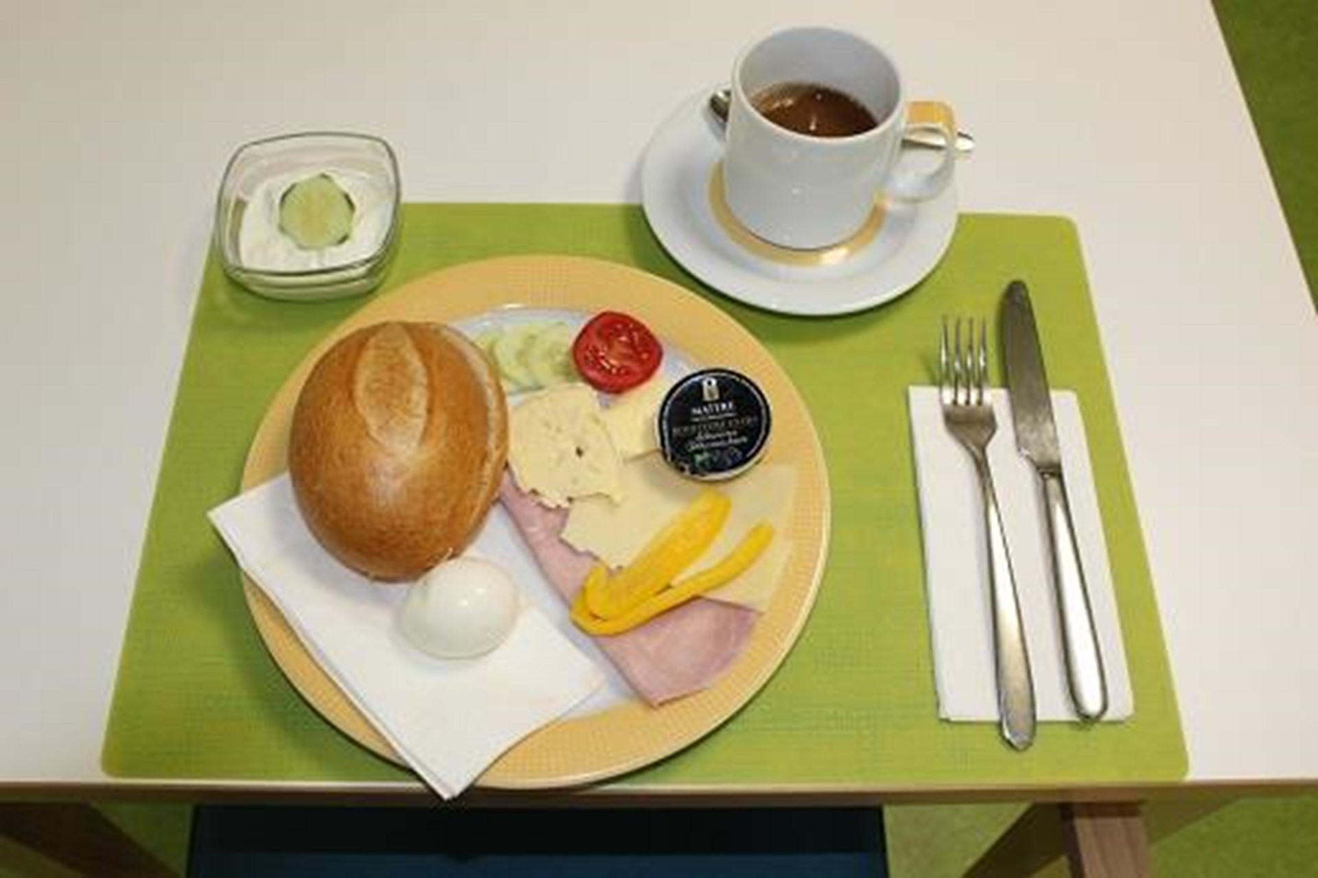 wir blicken auf einen reich gedeckter Frühstückstisch